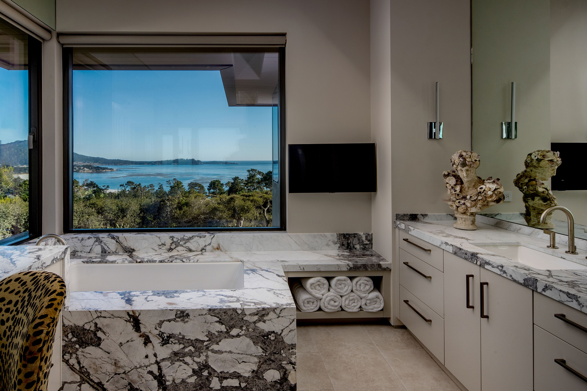 Invisible White Tub Surround And Bathroom Vanity    Edge Project ORIGINAL (1)